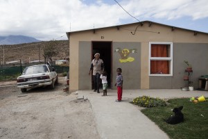 Bettie Fortuin by haar huis.