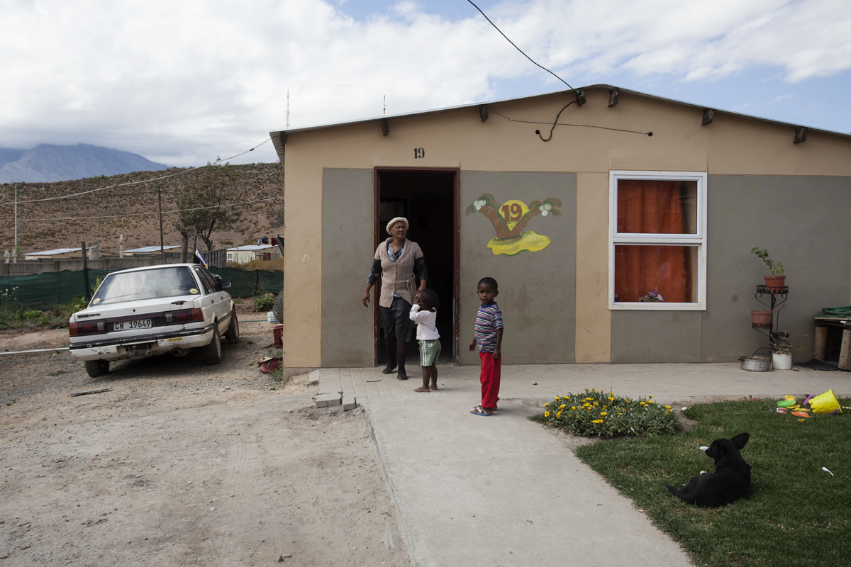 Bettie Fortuin by haar huis.